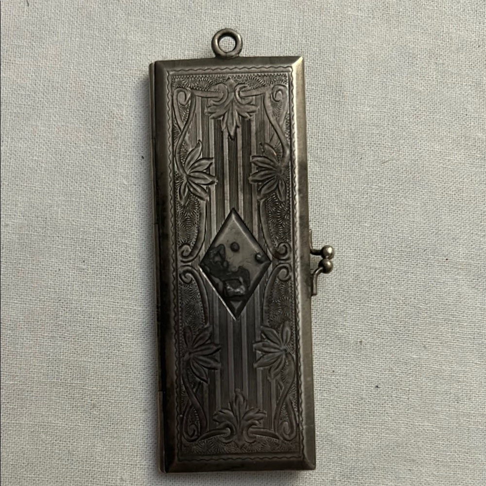 Elegant Silver Rectangular Locket - Picture 5 of 5